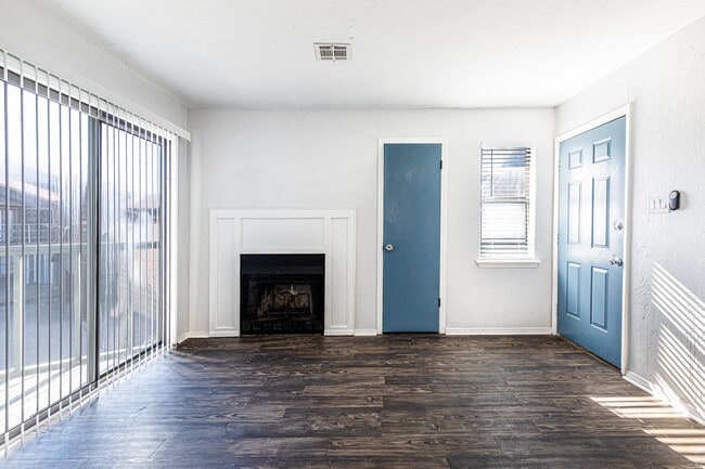 Photo - Spacious two-bedroom with fireplace! Unidad 4040-F