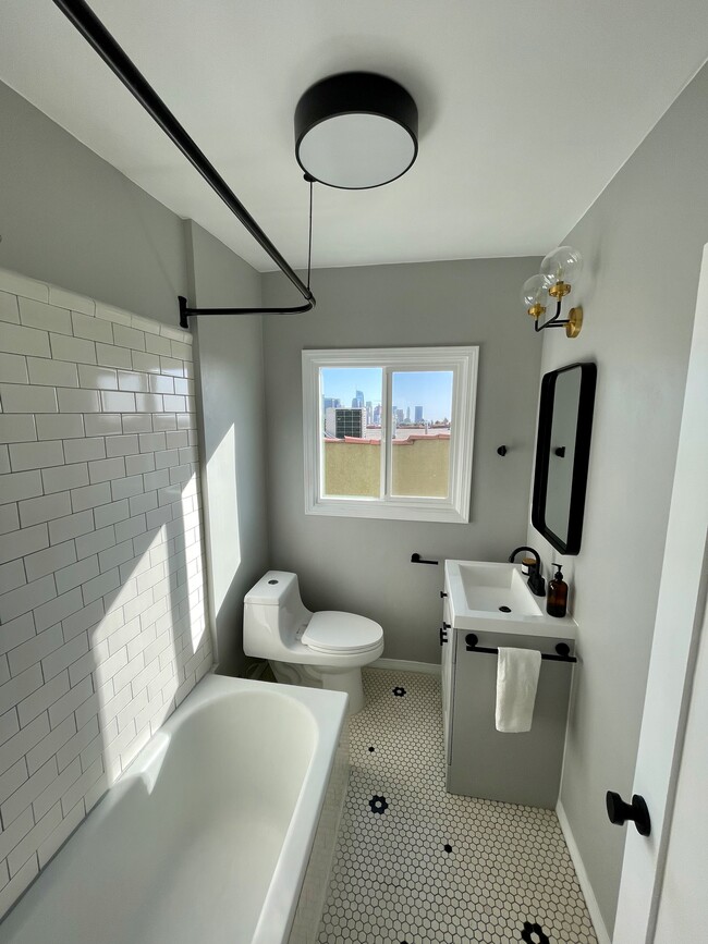 Baño recién reformado - 1306 Montana St Unidad 1306.5