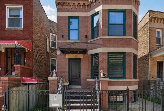 Building Photo - 3023 W Wellington Ave