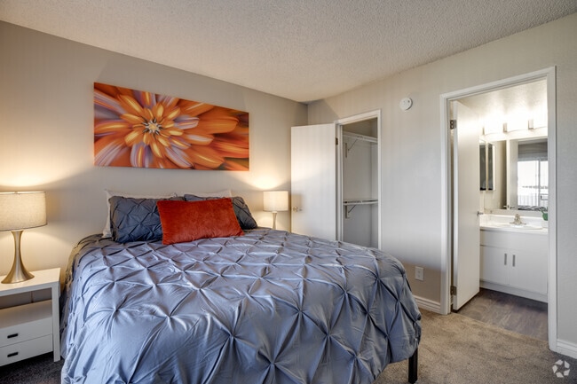 2BR, 2BA - 822 SF