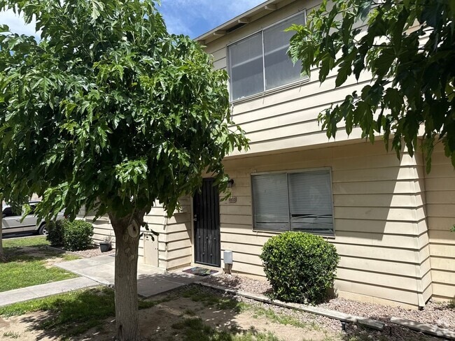 Building Photo - Two-Story Townhouse with Detached Garage