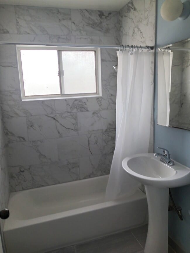 Building Photo - 2331 W West Ave Unit 3 Rental