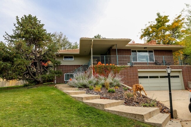 Building Photo - Beautiful Golden House w/ Huge Garage!