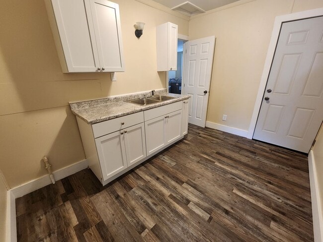 Building Photo - Quaint 1 bedroom apartment close to everyt... Unit 1