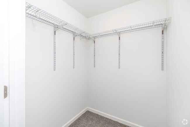 2BR, 1BA - 888SF - Walk-In Closet