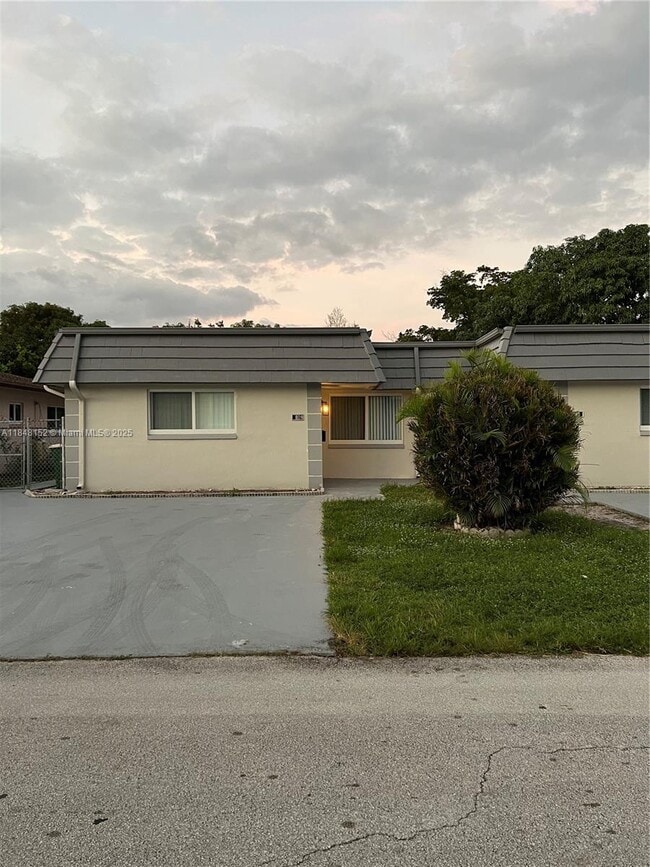 Building Photo - 7407 NW 76th Ct Unit 7409 Rental