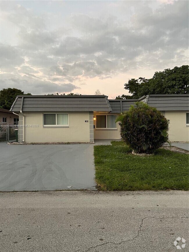 Building Photo - 7407 NW 76th Ct Unit 7409 Rental