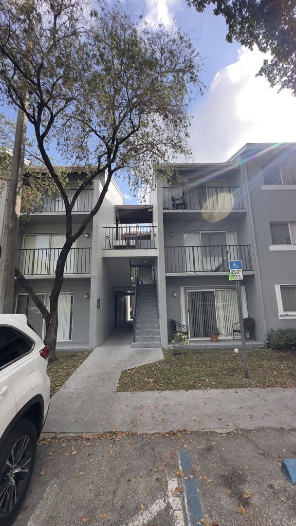 Building Photo - Charming 2-Bed Condo Retreat in West Palm Beach – Cozy Living Awaits! Unit 307