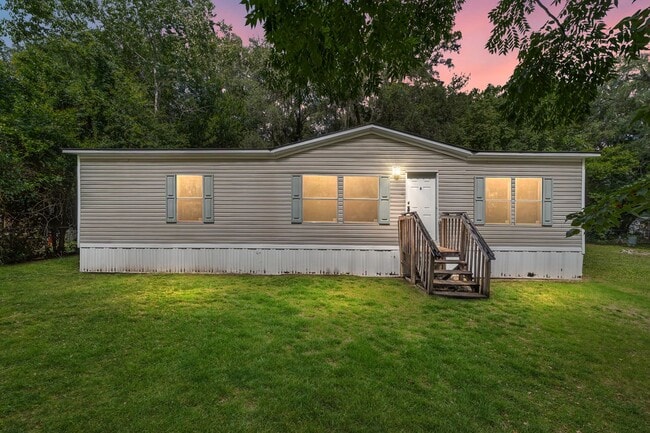 Building Photo - Spacious 3BR/2BA Home  Available Now!