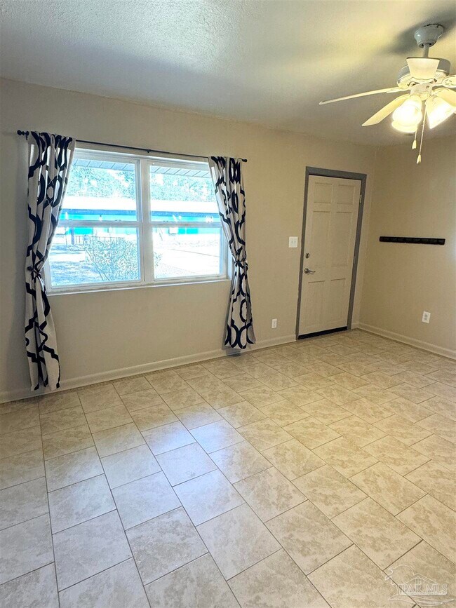 Photo - 1010 Hawthorn Dr