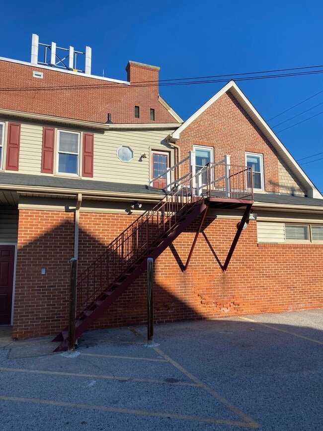 Building Photo - 22 Bloomsbury Ave Unit B22B