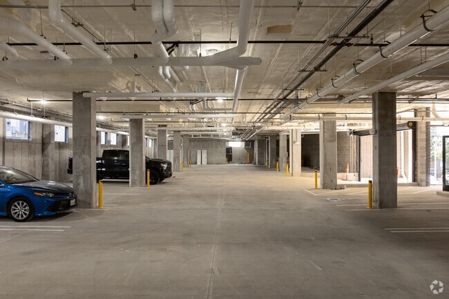 Garaje de Estacionamiento - Skyview at Crawford