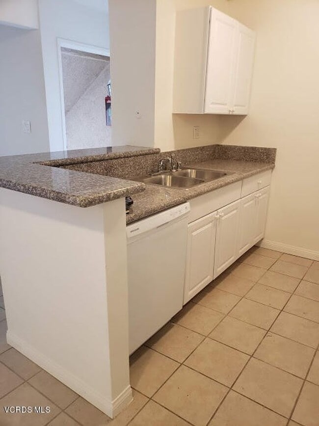 Photo - Desirable lower level 2+1 in gated community