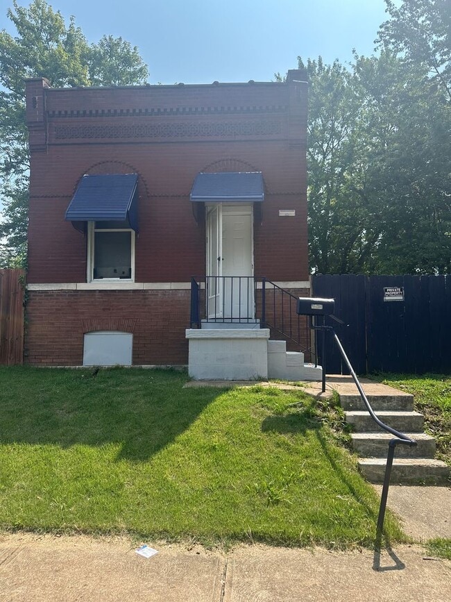 Building Photo - Amazing 2 Bedroom 1 Bathroom Home