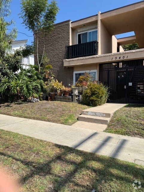 Building Photo - 13401 Victory Blvd Unit #1 Rental