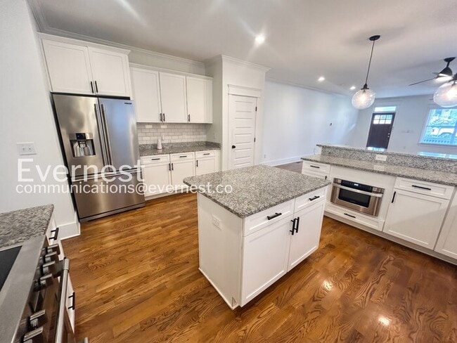2905a Davis Ave
