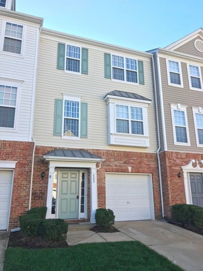 Building Photo - Freshly Updated Breckenridge Townhome with Pond Views & Flexible Living Space**