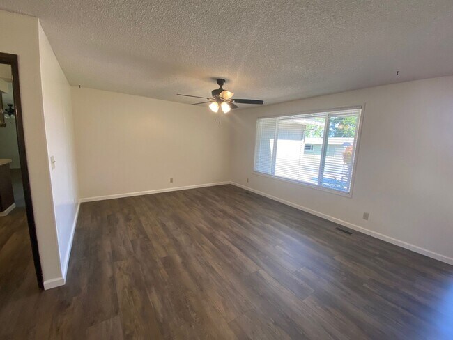 3045 W Shasta Ave