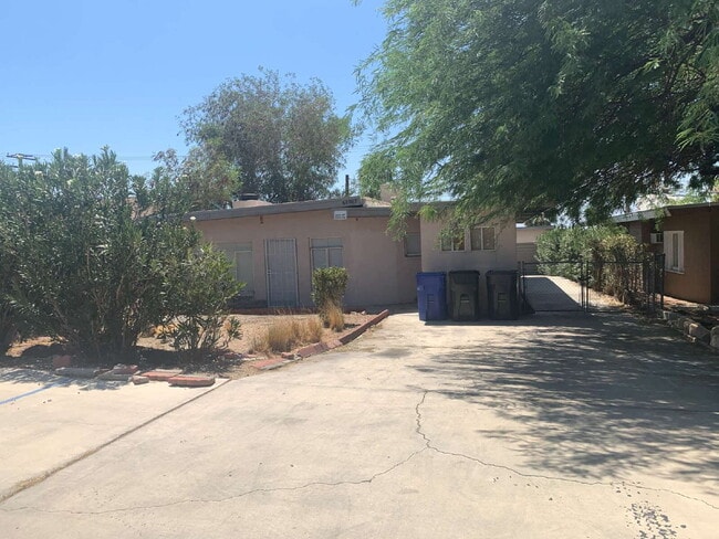 Building Photo - "Cozy Desert Oasis: Charming 2-Bed, 2-Bath... Rental