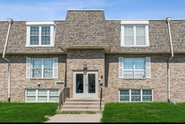 Building Photo - 1100 E 6th St Unit 05