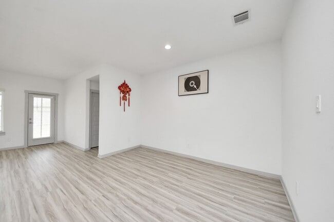 Photo - 7007 Fleetwood Crescent Wy