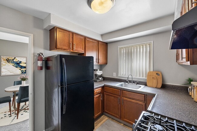 Photo - Oak Park Manor Apartments & Townhomes