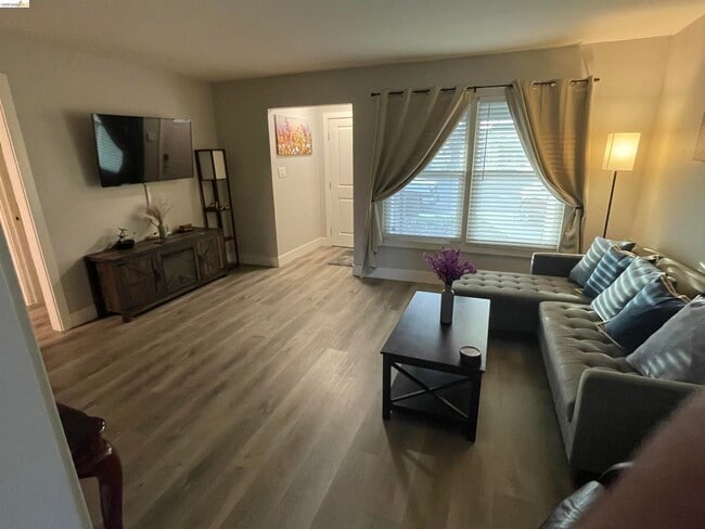 Photo - 80 Loma Vista Way