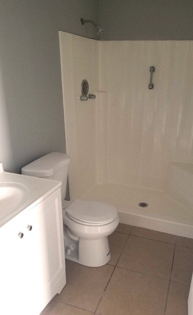 Photo - AWESOME 1 BEDROOM AND 1 BATHROOM FOR LEASE Unit D1