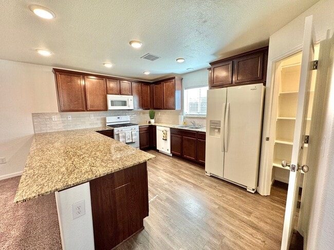 Building Photo - 3 bedroom home in Lemmon