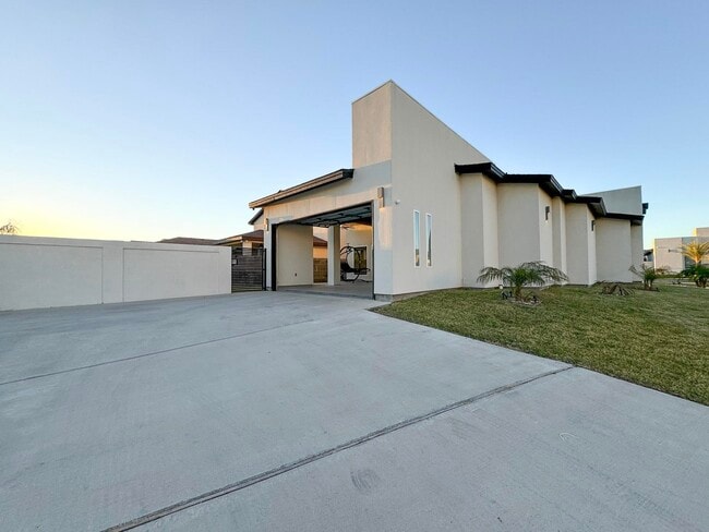 Photo - 3011 Quintero St