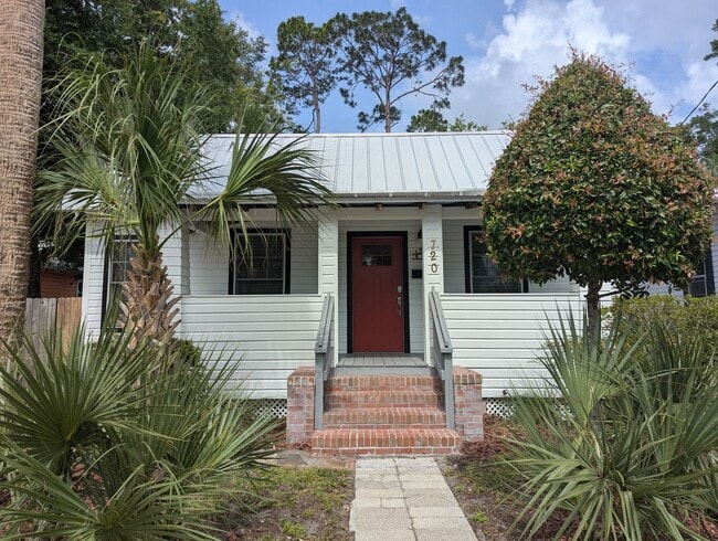 Building Photo - Stunning Fully Renovated 3-Bedroom, 2-Bathroom Cottage-Style Home