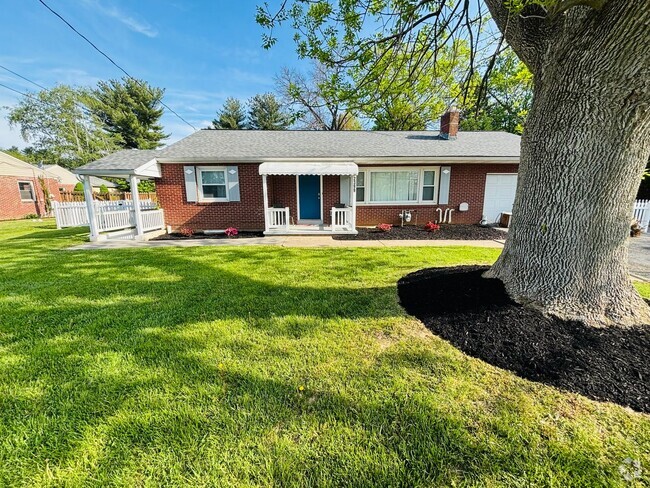 Building Photo - 3 Bedroom, 1 Bath Rancher Available for Rent! Rental