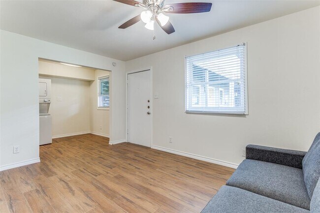 Photo - 2401 Manor Rd Unit 113