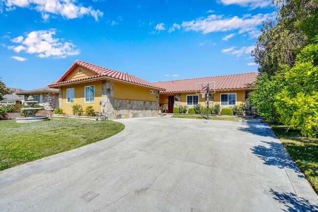 Building Photo - 20111 Lakemore Dr Rental