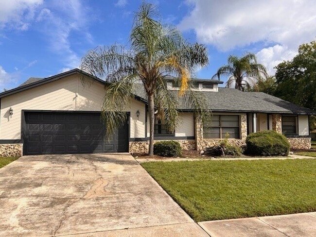 Building Photo - ***COMING SOON*** Large 4/2 pool home in L...