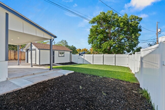 Photo - 1557 W Dakota Ave