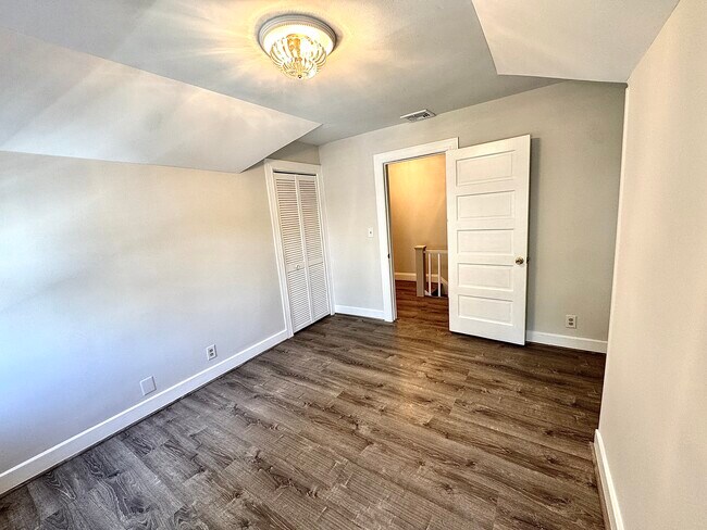 Una de las 4 habitaciones - 50 Western Ave Unidad 2L