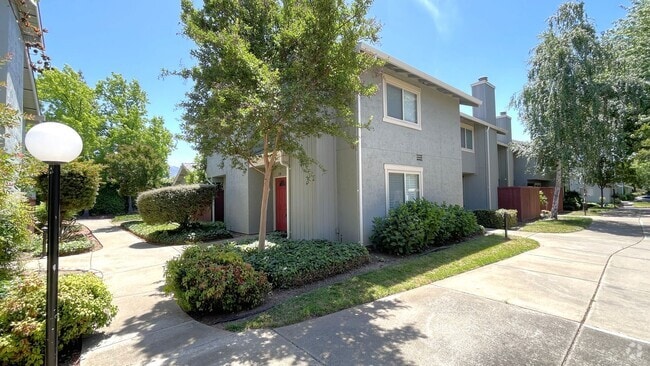 Building Photo - Concord Beautiful remodeled 3 bedroom 2.5 ... Rental