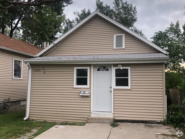 Building Photo - Charming 2 Bedroom on 15th Street!! Rental
