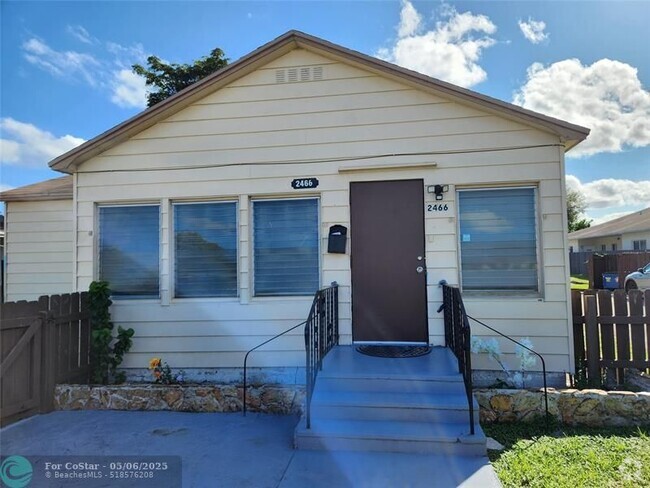 Building Photo - 2466 Lincoln St Rental