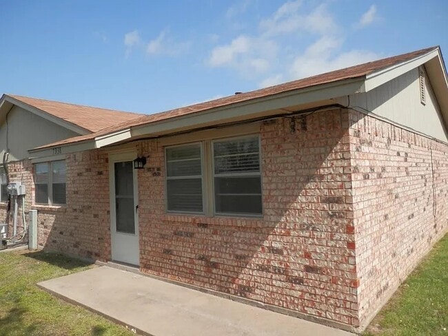 Building Photo - 7938 NW Crossland Cir Unit 7938 Rental