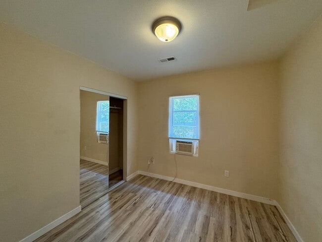 113 E Bartlett Ave