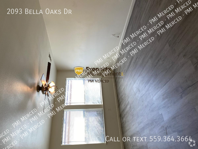 Building Photo - Bright & Freshly Updated 3BR, 2BA Condo