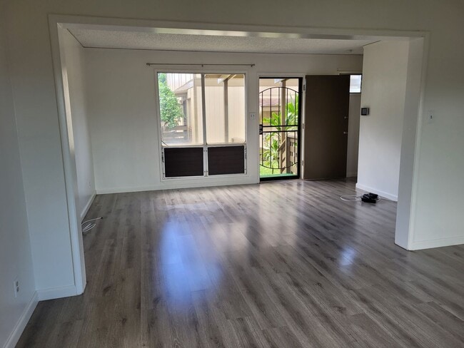 Building Photo - Nice 3bd, 1.5 bath, 2pkg 1268sqft w/lanai ... Rental