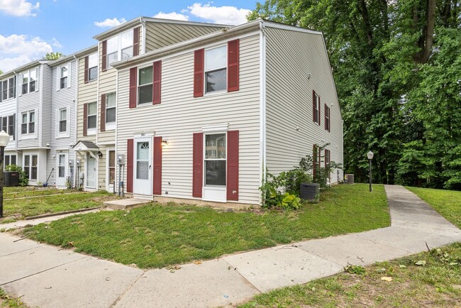 Building Photo - 2401 Greenwood Dr Rental