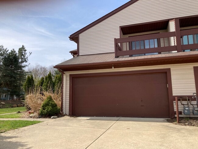 Building Photo - Spacious 3 Bedrooms 4 Bath Condo with 2 C...