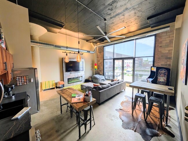 Photo - 401 W Shoreline Dr