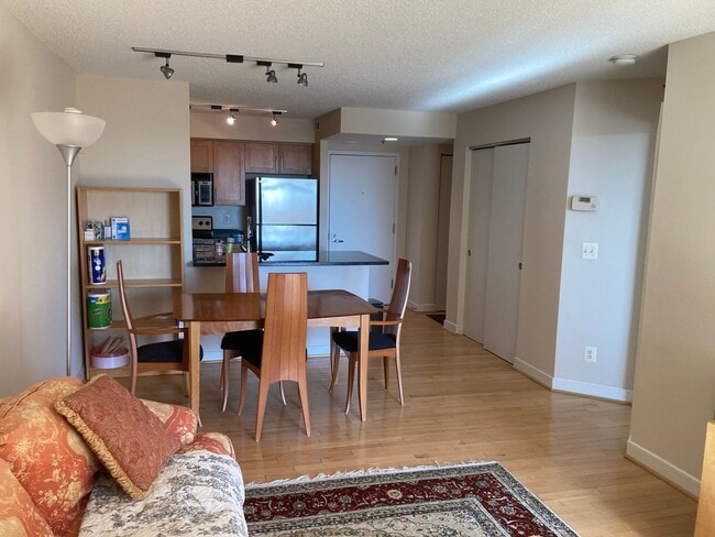 Photo - Fantastic Condo in Downtown Bethesda with Parking - Available Now! Unidad 905