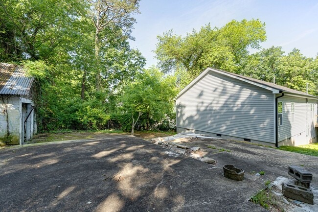 Building Photo - 720 East Ave Unit 1