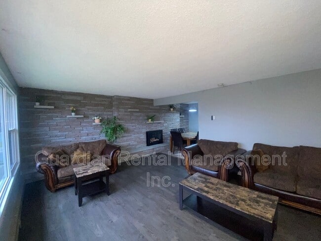 Photo - 683 John St Unit Upper